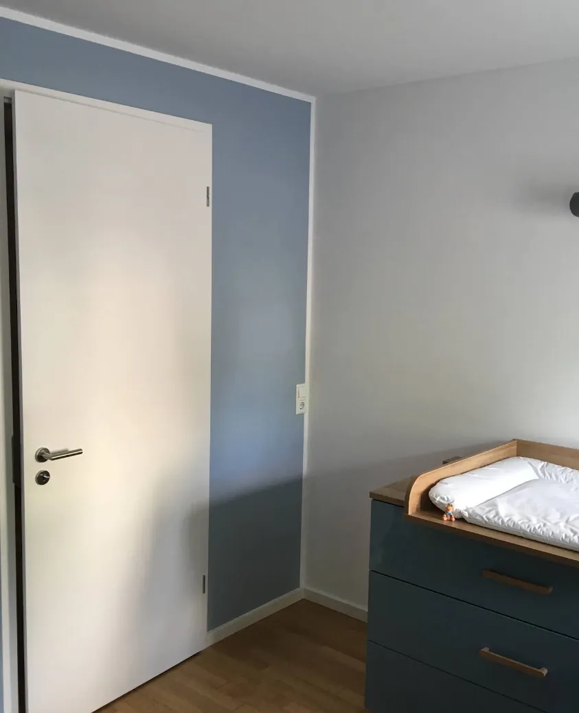 Malerarbeit an einer weißen Wand
