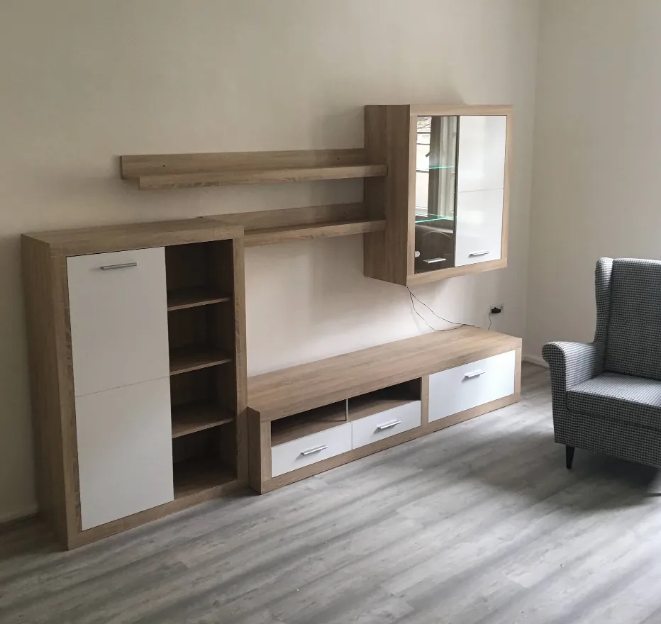 Wohnzimmer mit aufgebauten Möbeln