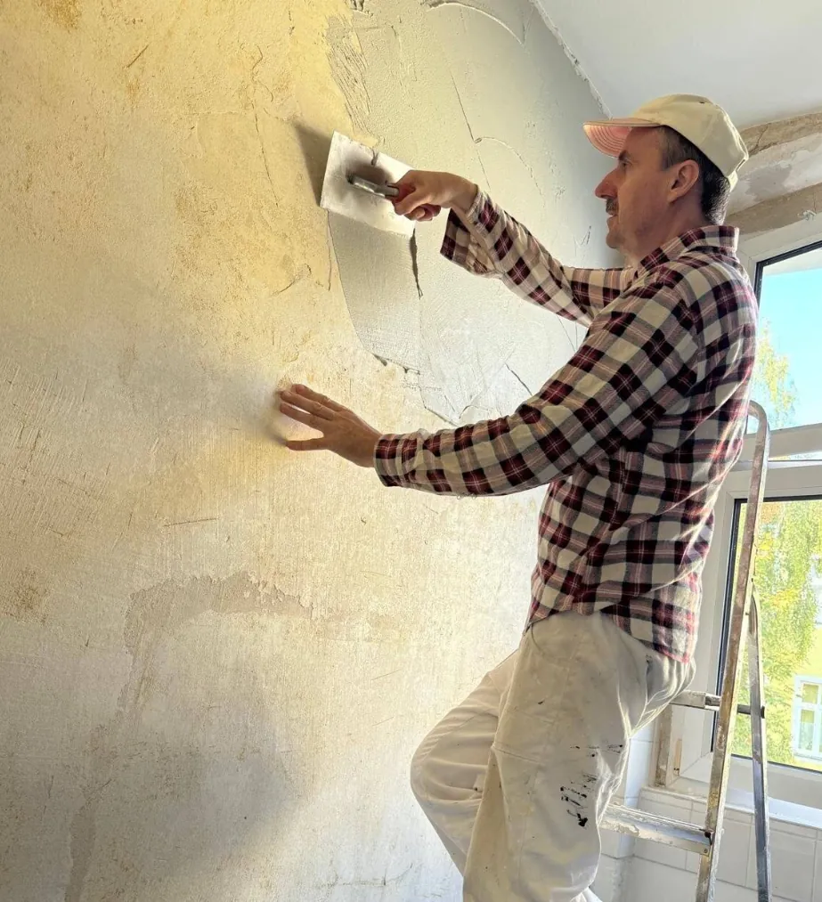Spachtelarbeit an einer glatt gezogenen Wand