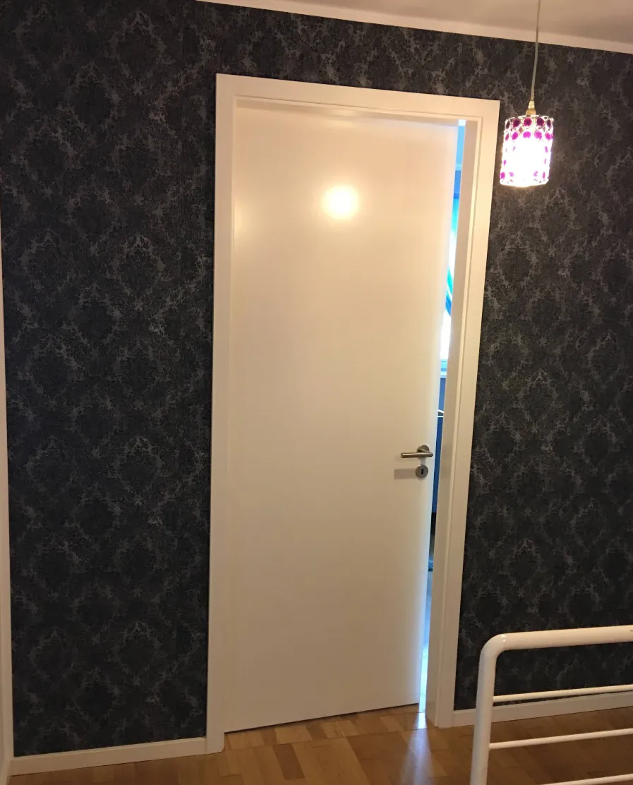 Fertige Tapezierarbeit im Wohnraum