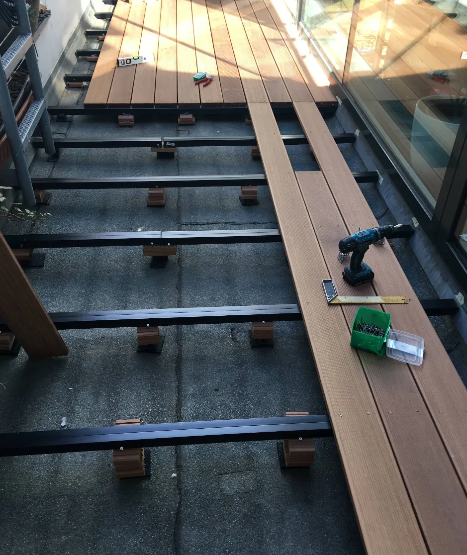 Verwitterte Terrasse vor der Sanierung
