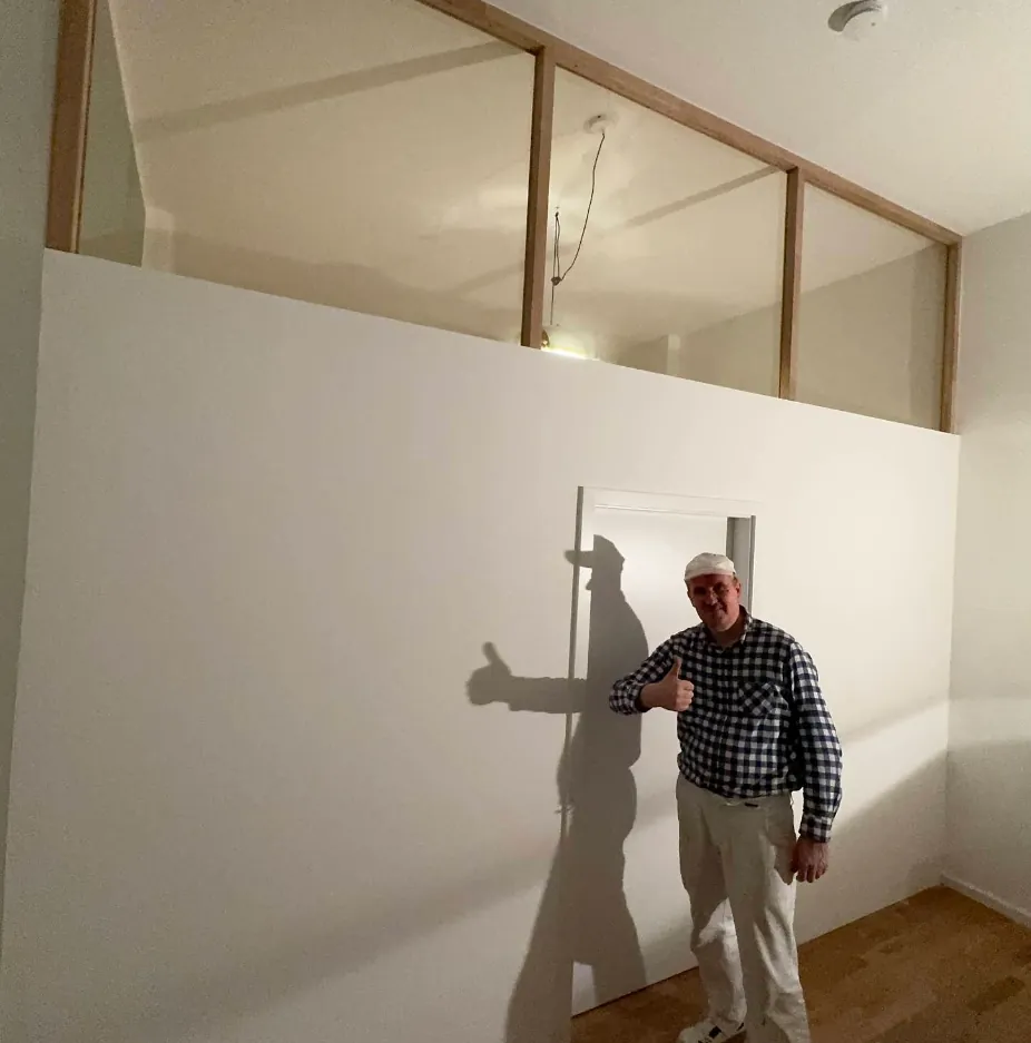 Fertig gestrichener Raumtrenner in einer Berliner Wohnung